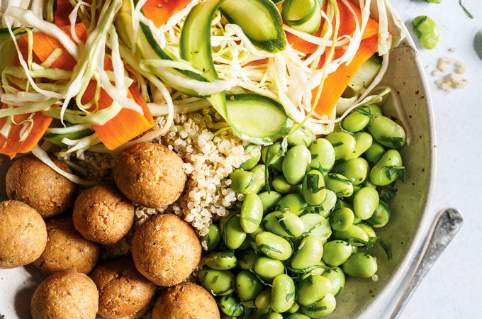 Bol de quinoa, légumes marinés et edamames