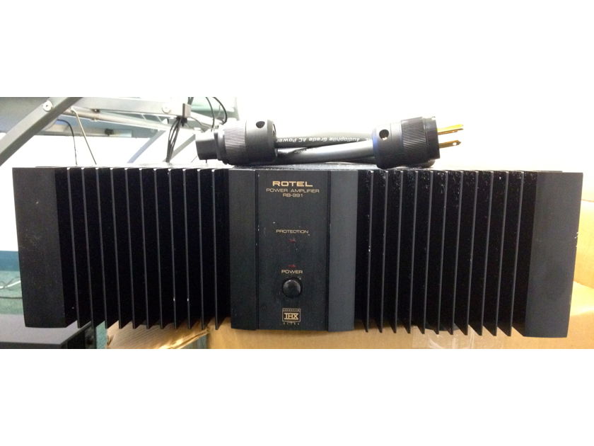 Rotel RB-991  RCA/XLR Stereo Amplifier 200 w@ 8 ohm/ 300w @ 4 ohm