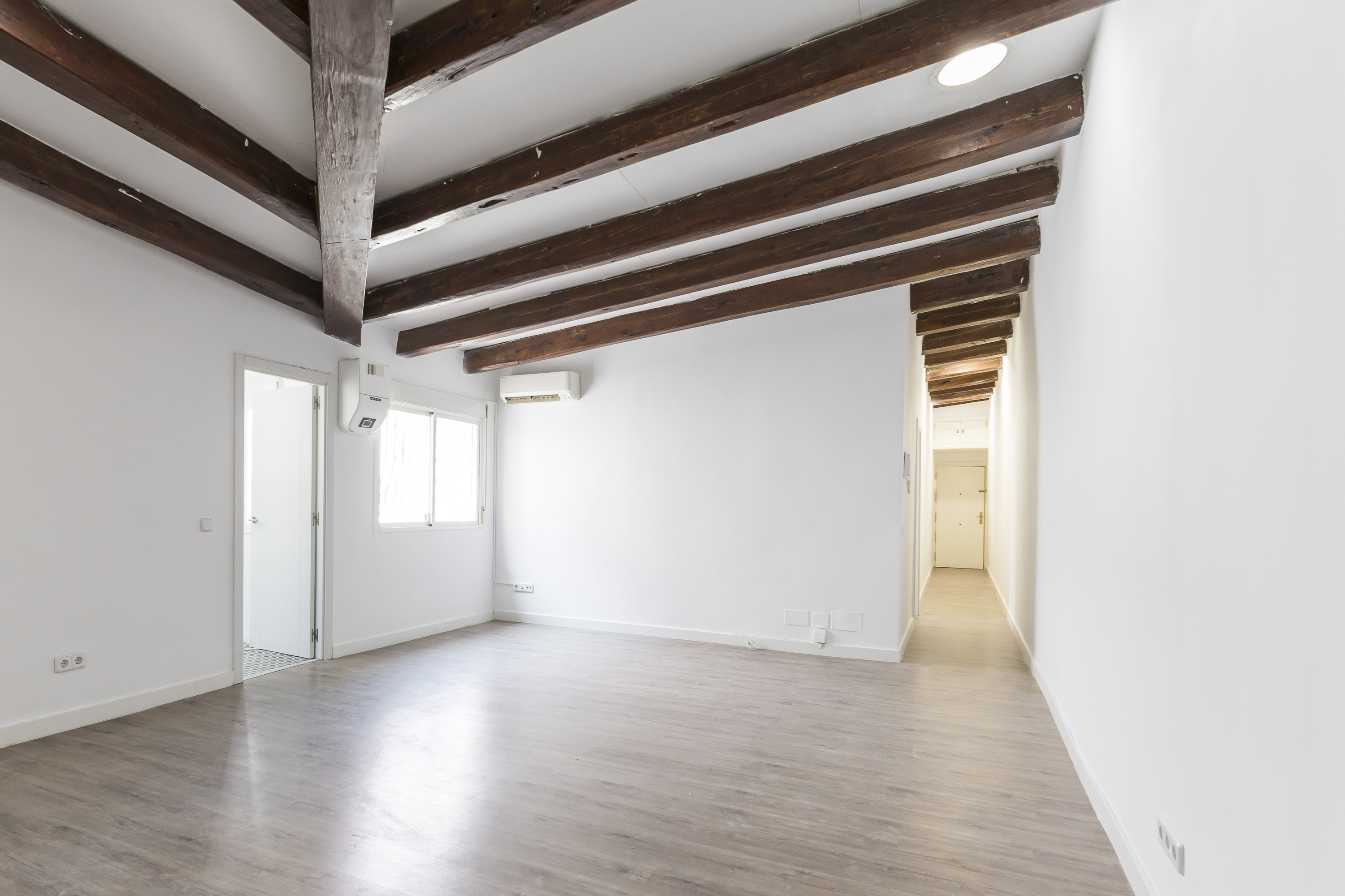 Bright, unfurnished one-bedroom, one-bathroom apartment in Malasaña - Image 5