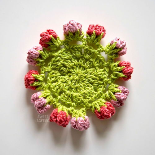 Rose Bouquet Coaster met TWEE bloemvariaties! · Snelle en gemakkelijke haakinstructie