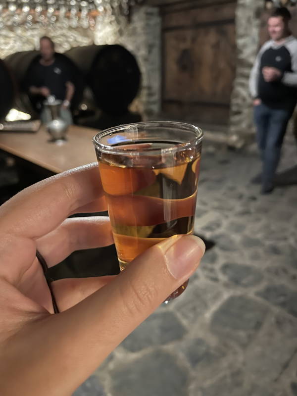 Couleur dorée ambrée du vin du Glacier dans un verre