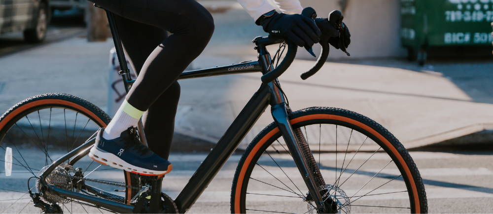 a man riding a cannondale electric road bike in winter conditions in the city
