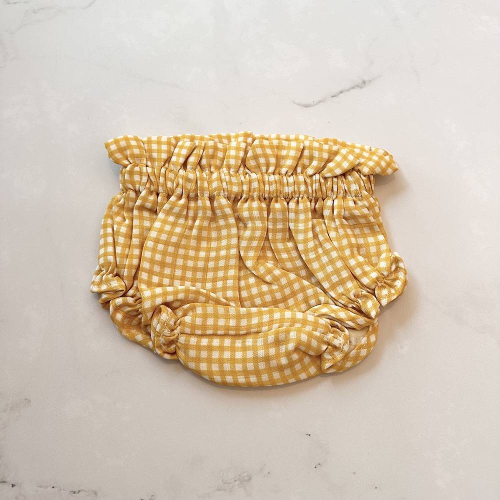 Bloomer vichy jaune raffiné pour bébé, en coton doux et respirant, certifié OEKO-TEX, idéal pour compléter une tenue d’enfant chic et confortable, cousu au Portugal