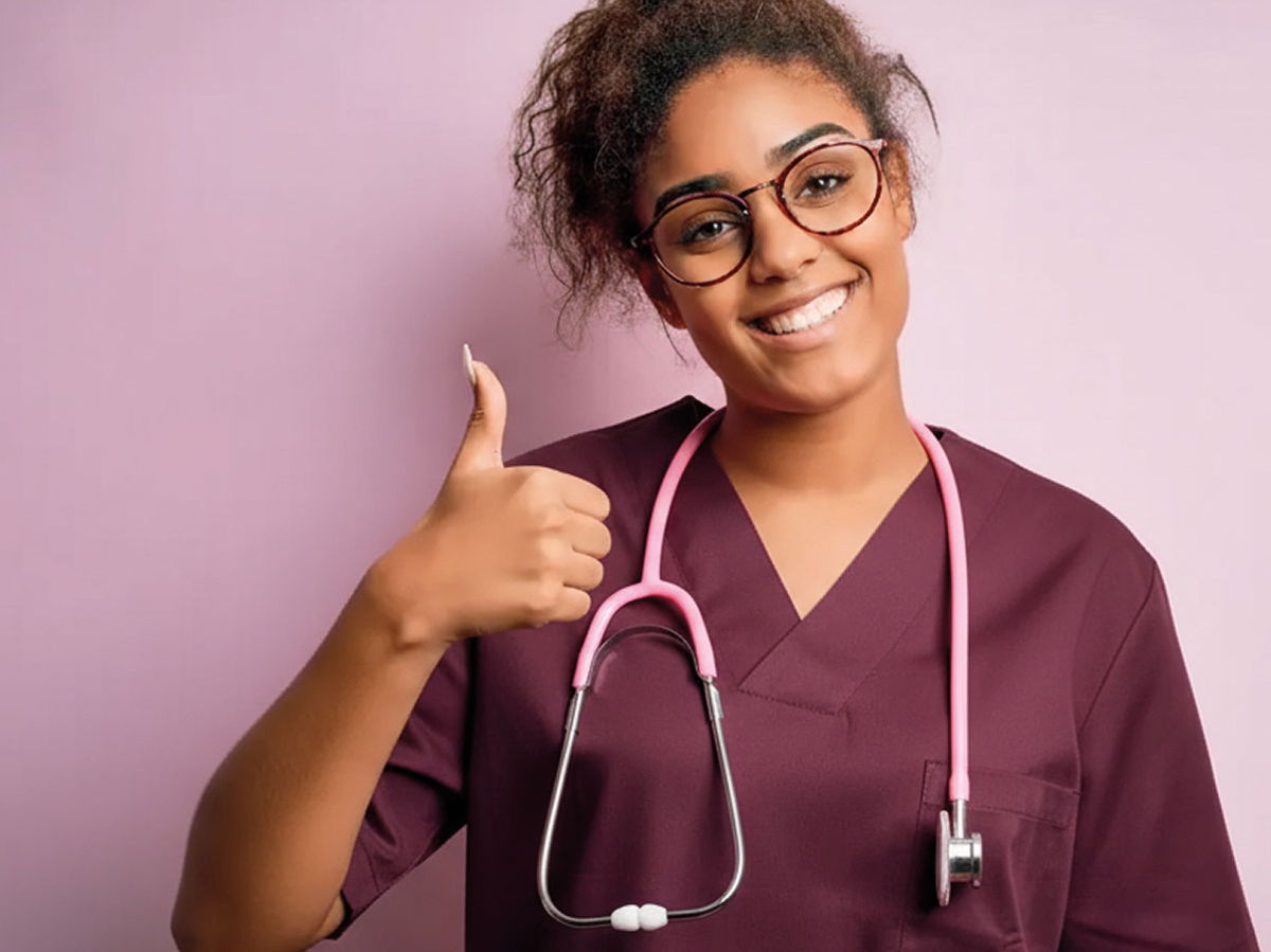 EIne motivierte Mitarbeiterin aus dem Pflegebereich bei Charleston