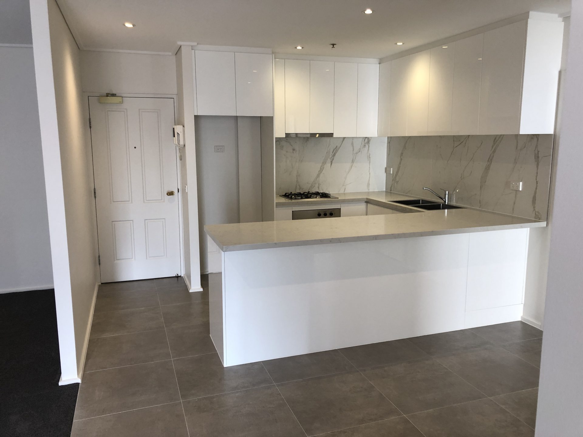 FOR LEASE Luxury Living Complimented by DAZZLING City / Park Views!!! - Image 3