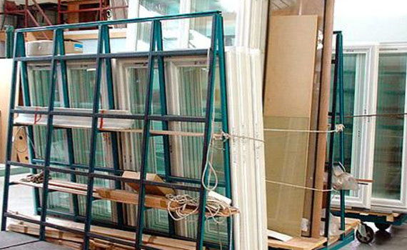 Racks de châssis et de vitrages prêts à partir en pose, atelier Rossio