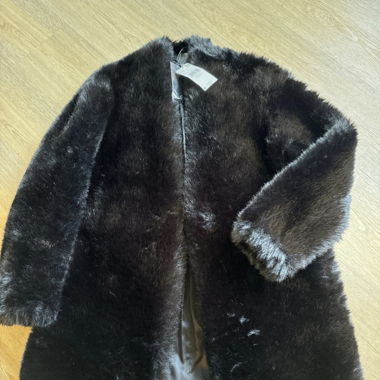 Manteau fourrure noire Mango