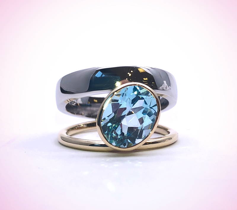 Topaz on double band white and yellow gold