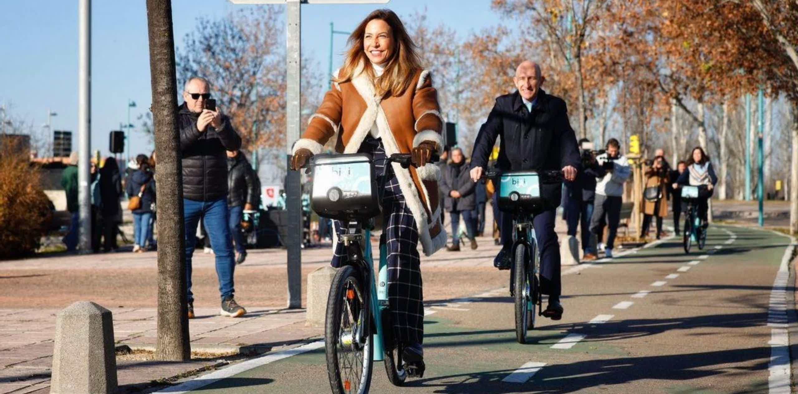 Imagen de recurso de varias personas recorriendo los carriles bici de Zaragoza con una e-bike.