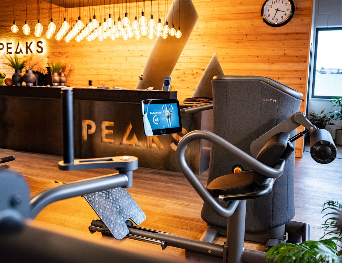 Stilvolle Fitnessstudio-Einrichtung in Isny mit Zirbenholz-Akzenten