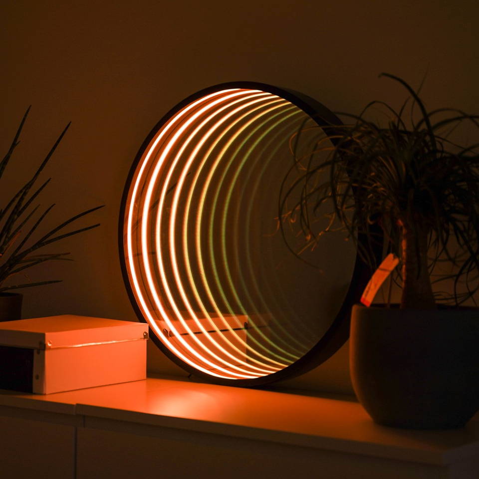 Zwei Vibrancy Smart Lampen neben einem Bücherregal