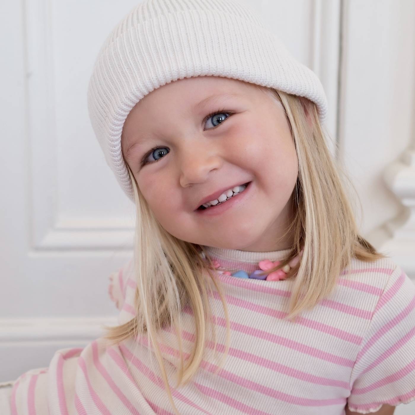foulard pois bleu blanc élégant de la marque suisse Joli Nous, un accessoire premium pour bébé, alliant design raffiné et qualité exceptionnelle OEKO-TEX GOTS