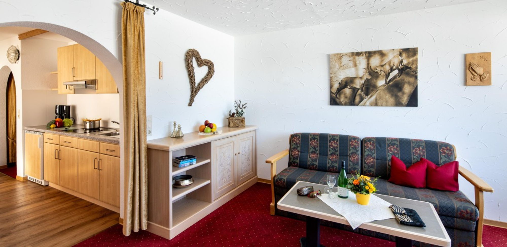 Heller, sonniger Wohnbereich der 60m² Wohnung mit Bergblick im Allgäu