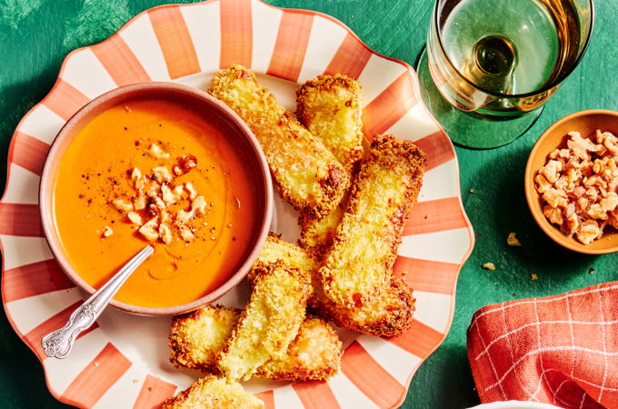 Potage aux poivrons rôtis, croquettes de fromage halloumi à la friteuse à air chaud (<i>air fryer</i>)