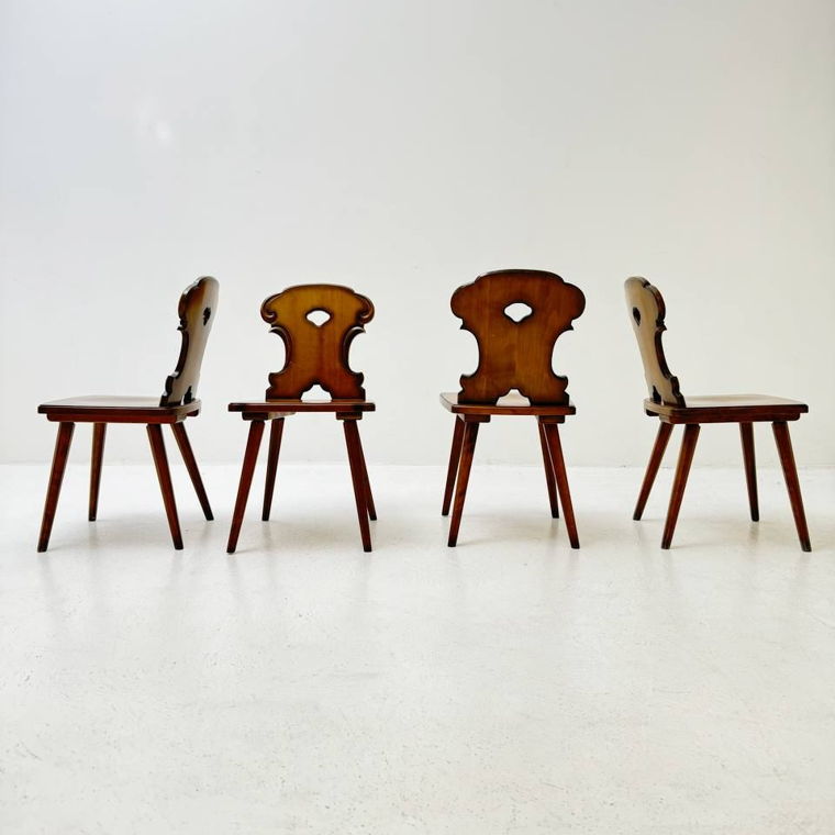 Set aus 4 stabilen Stühlen