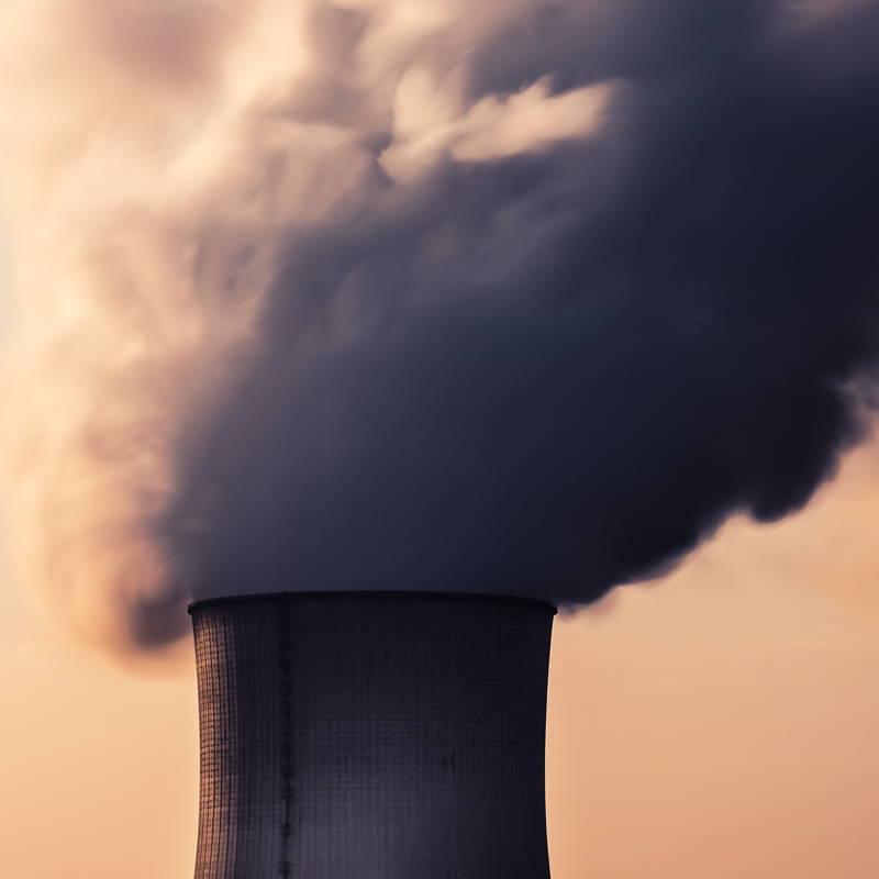 Fabrieksschoorsteen met rookuitstoot