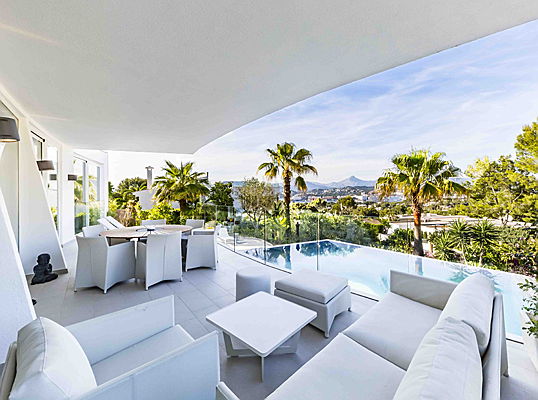  Vilamoura / Algarve
- Engel & Völkers has brokered the villa formerly owned by the fashion designer Alexander McQueen on Majorca for 2.45 million euros.