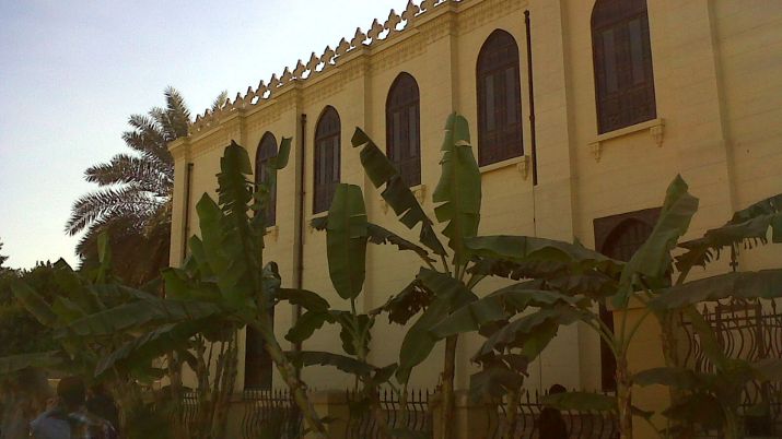 One of the most striking features of Synagogue Ben Ezra is its unique blend of Islamic and Jewish architectural elements