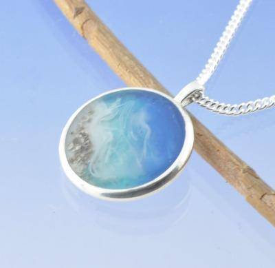 Ashes in Jewellery, a cremation ash necklace in the design of an idyllic beach