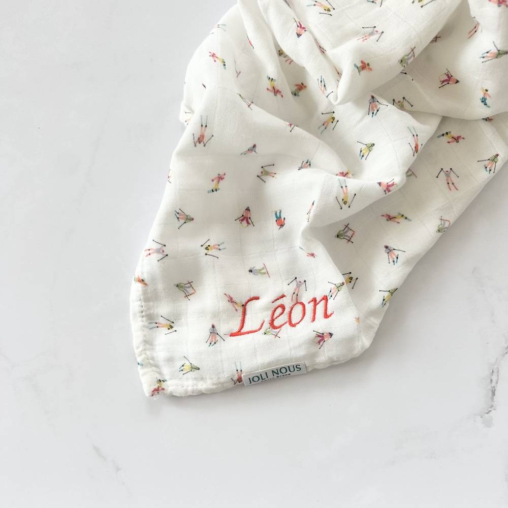 foulard pois bleu blanc élégant de la marque suisse Joli Nous, un accessoire premium pour bébé, alliant design raffiné et qualité exceptionnelle OEKO-TEX GOTS