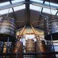 Salle de distillation de la distillerie Abhainn Dearg sur l'île de Lewis dans les Hébrides extérieures d'Ecosse