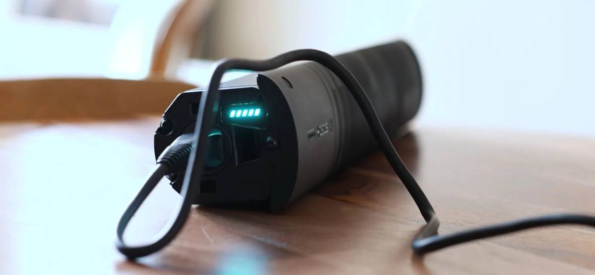 Batterie de vélo électrique en charge sur son chargeur d'origine