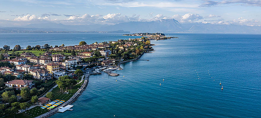  Desenzano del Garda
- Whether as a second home or as a center of life: Sirmione offers properties for sale such as villas, houses, land or apartments in a class of their own