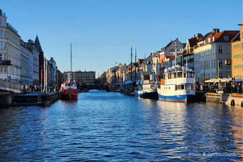 Walk & Canal Tour: City Highlights and Changing of the Guards