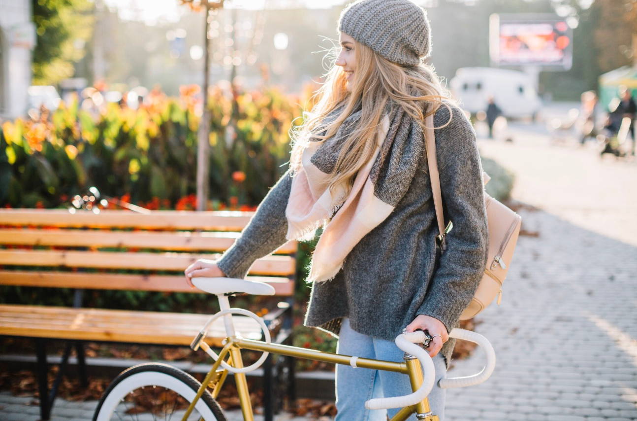 Une femme se rend au travail à vélo en hiver dans Paris