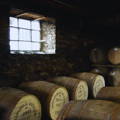 Fûts de whisky en bois entreposés dans un chai traditionnel dunnage warehouse de la distillerie Bunnahabhain sur l'île d'Islay dans les Hébrides intérieures d'Ecosse
