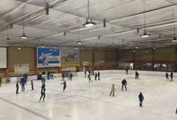 eishalle innen mit aludecke