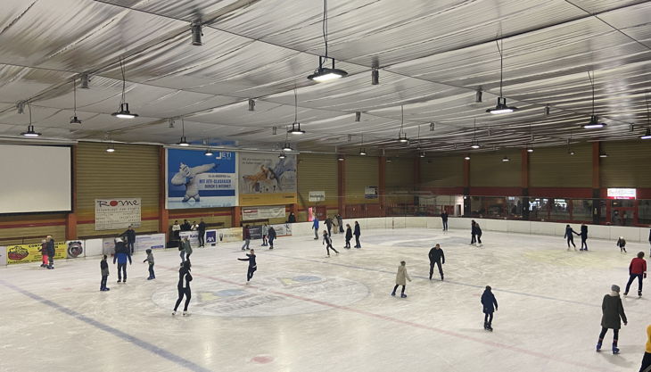 eishalle innen mit aludecke