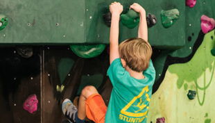 stuntwerk köln kind hängt an kletterwand