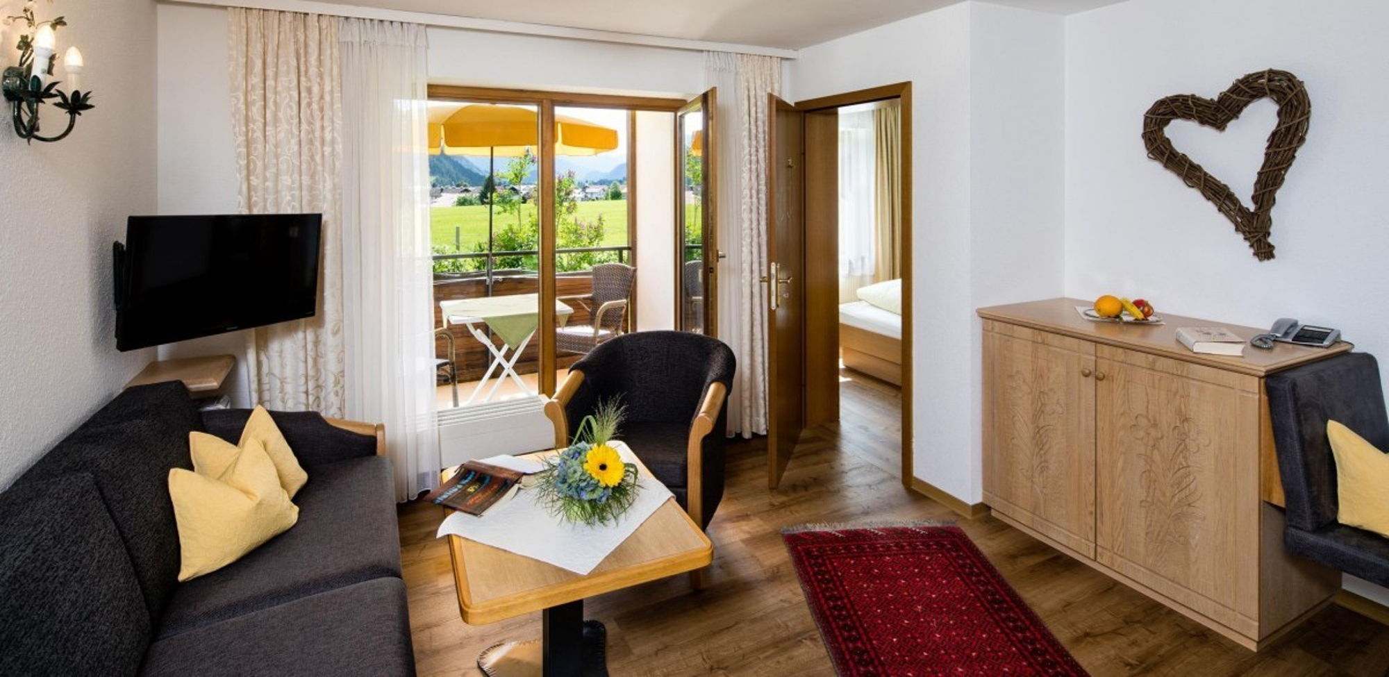 Kleiner, gemütlicher Wohnbereich in der 36m² Ferienwohnung mit Morgensonne nahe den Bergen