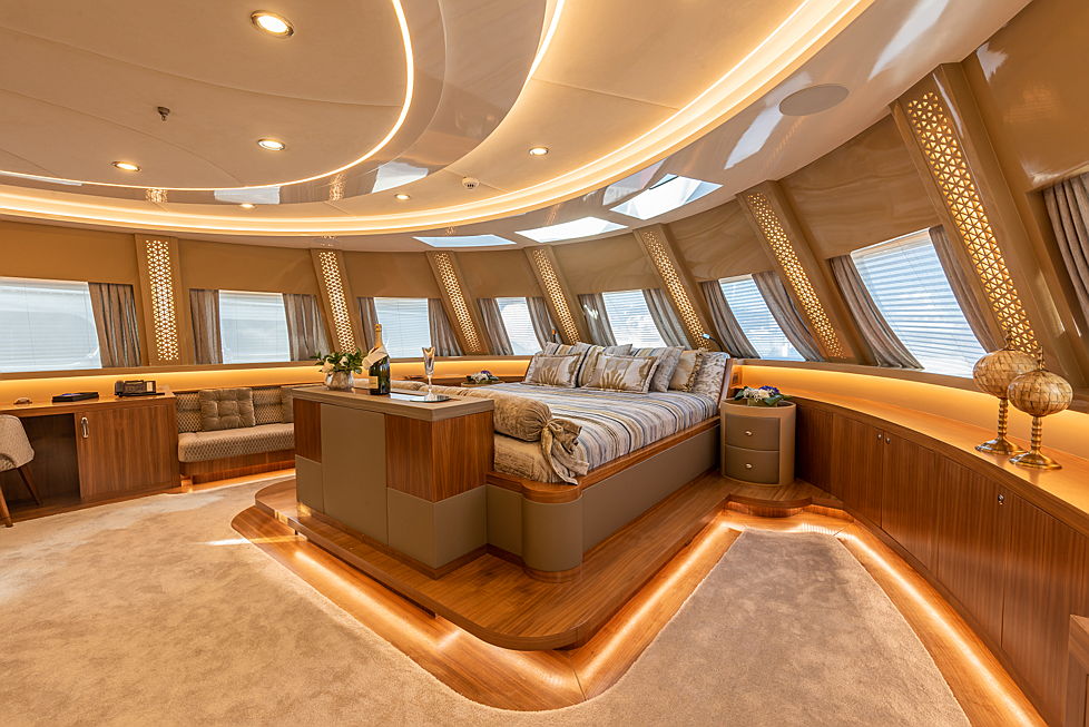  Cannes
- Chambre dans un yacht Aresteas en vente chez Engel & Völkers Yachting