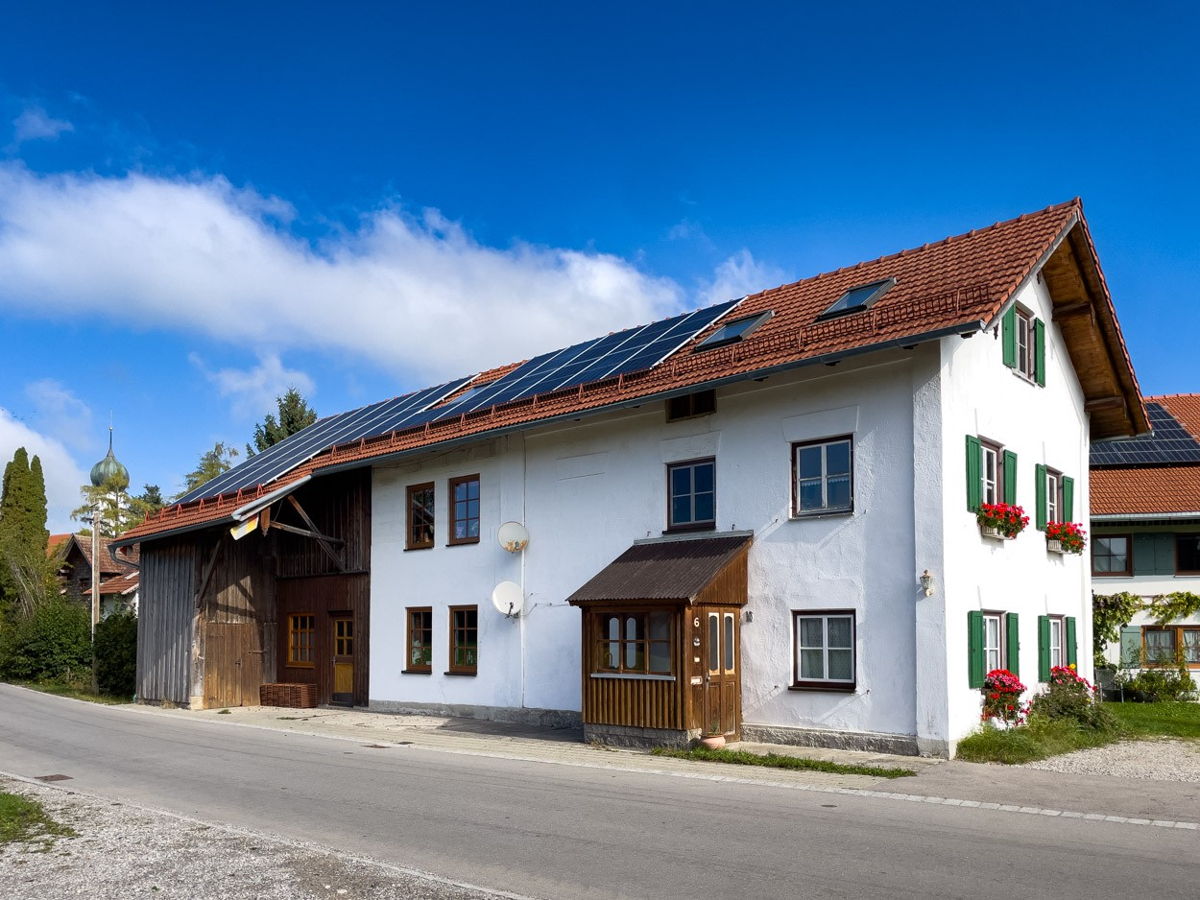 Foto Kundenreferenz Bauernhaus Außenansicht mit PV-Anlage