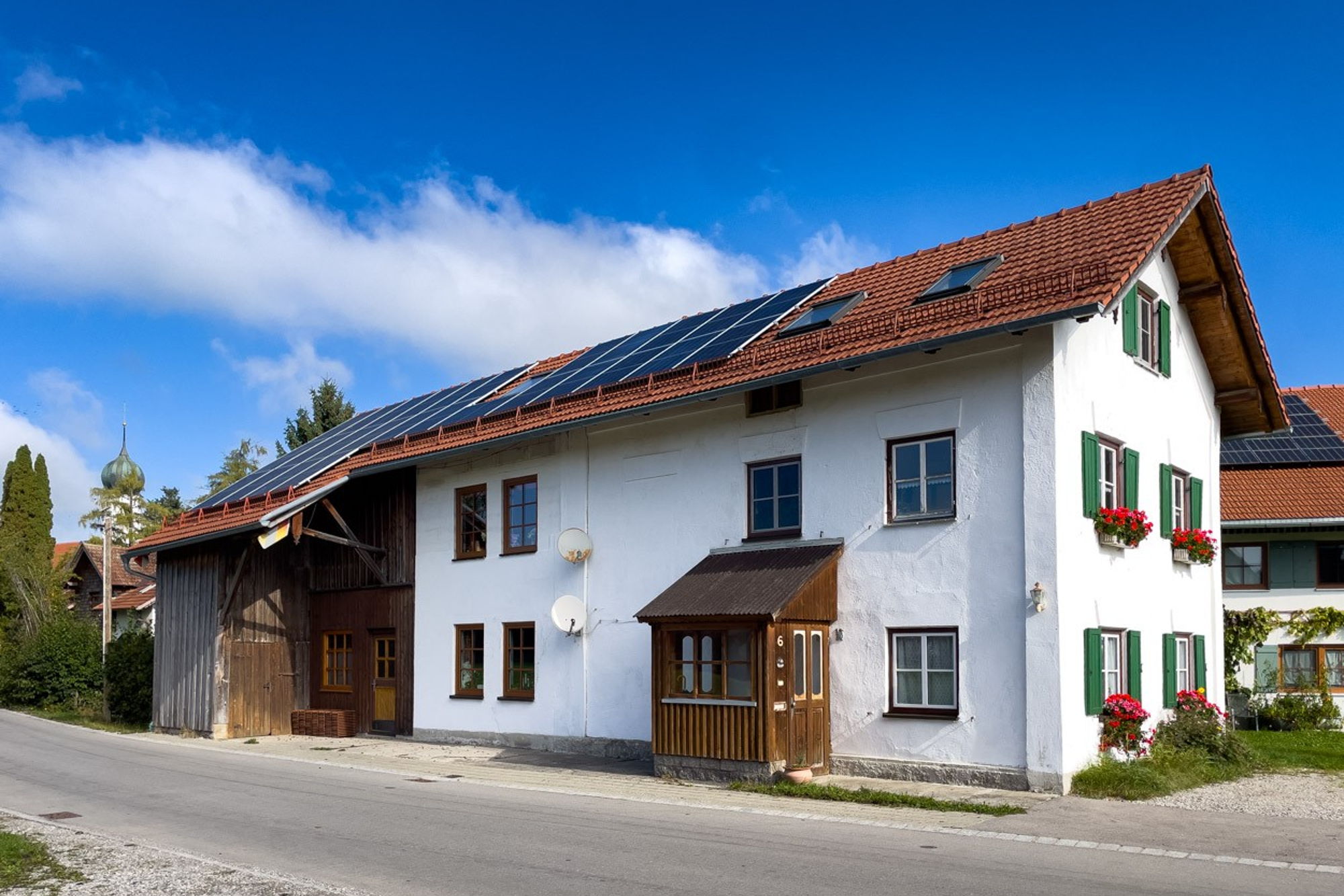 Foto Kundenreferenz Bauernhaus Außenansicht mit PV-Anlage