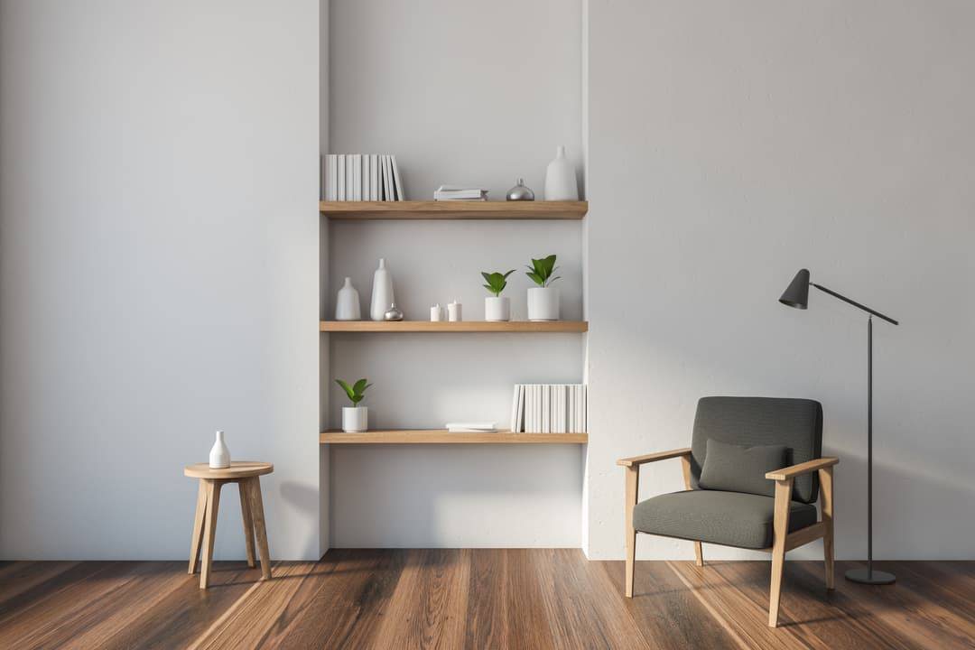 Bibliothèque minimaliste au mure en bois massif