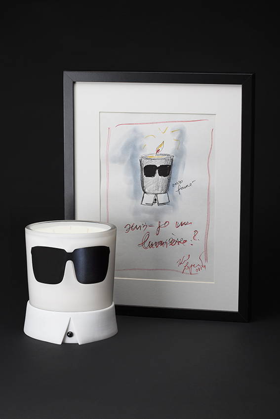 Candle Karl, Karl Lagerfeld and perfumer John-Paul Welton joined forces to launch this unusual object whose starting point was, as for any fashion event, a sketch signed by its creator. The candle was shaped to become a unique design feature with a delicious fragrance. A nod to Karl Lagerfeld’s quintessential appearance, it is dressed with glasses and his now iconic collar