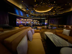 Clique Bar & Lounge