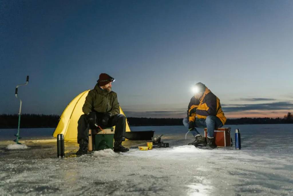 before paddleboarding in Canada winter lake, you need to prepare hunting clothes like waders and boots to keep warm in water