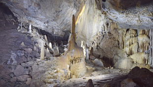 dechenhöhle grufthalle