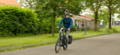 Gazelle Paris C7 elektrische stadsfiets met lage instap, afgebeeld in zijaanzicht op neutrale achtergrond, met Bosch middenmotor, gesloten kettingkast, verende voorvork en zadelpen, MIK-bagagedrager en spatborden – gericht op comfortabel dagelijks gebruik en woon-werkverkeer.