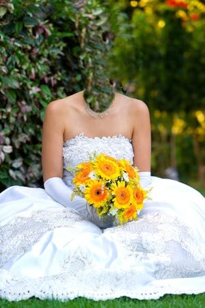 PSD Фотошоп исходник для монтажа - невеста с цветами