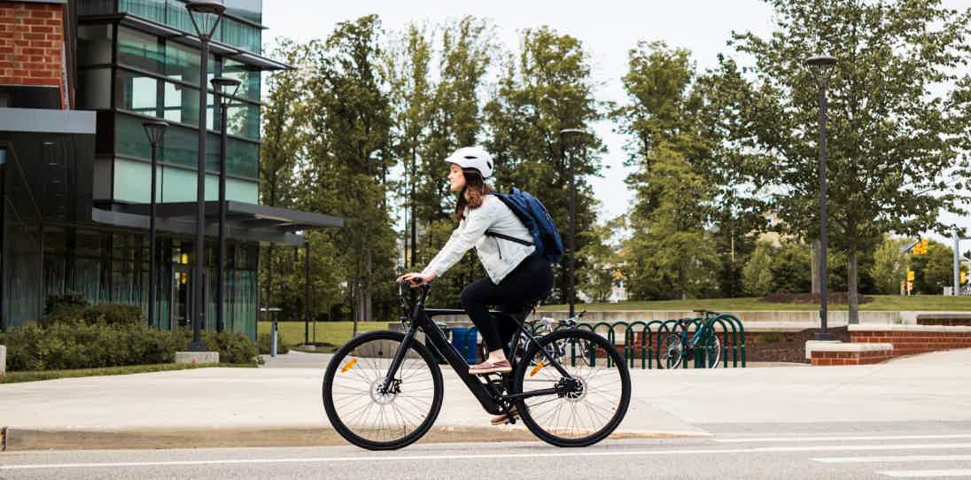 mujer usando bicicleta electrica en barceloneta playa verano barcelona españa ebike