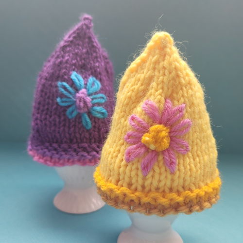 Theemuts met kleine bloemen en bijpassende eiermuts