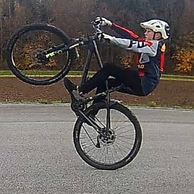 What S The Difference Between A Wheelie And A Manual Wheelie Mountain Bike Riders