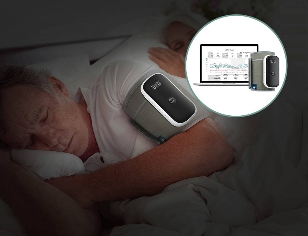 un uomo che indossa un misuratore di pressione sanguigna ambulatoriale 24 ore su XNUMX durante il sonno