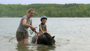 die reitzwerge kind auf pferd im wasser