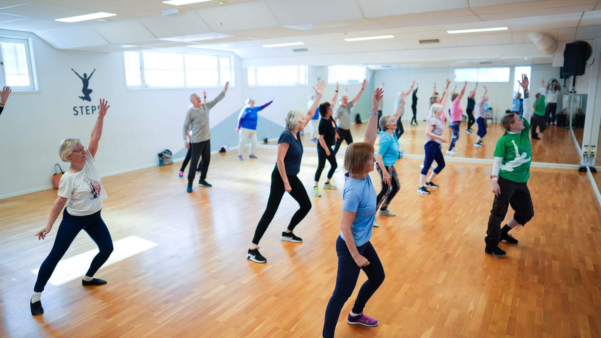 Seniordans er en tilpasset dansetime for deg over 60 år.  Seniordans er en kjekk dansetime hvor danseglede og mestring står i fokus. Med fengende musikk og kjekke bevegelser blir denne ukentlige aktiviteten et sosialt møtepunkt for fine folk og et høydepunkt for kropp og sjel. Kaffe og den gode samtalen er også inkludert.  Timen passer for ALLE, uansett form.